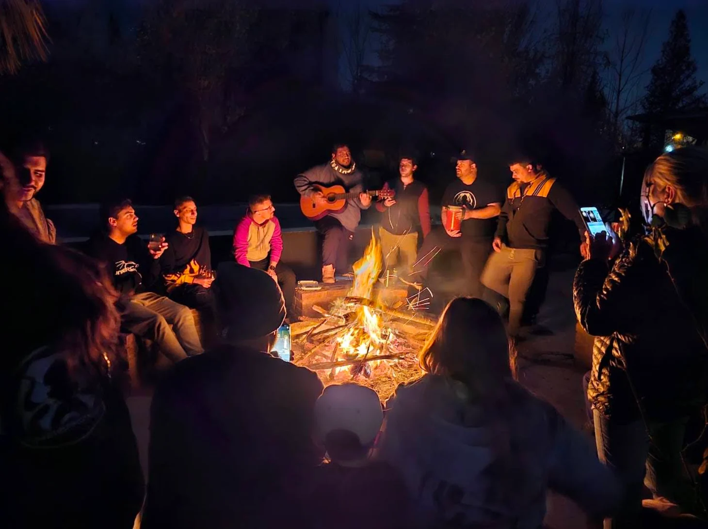 Grupo reunido alrededor del fogón durante la noche