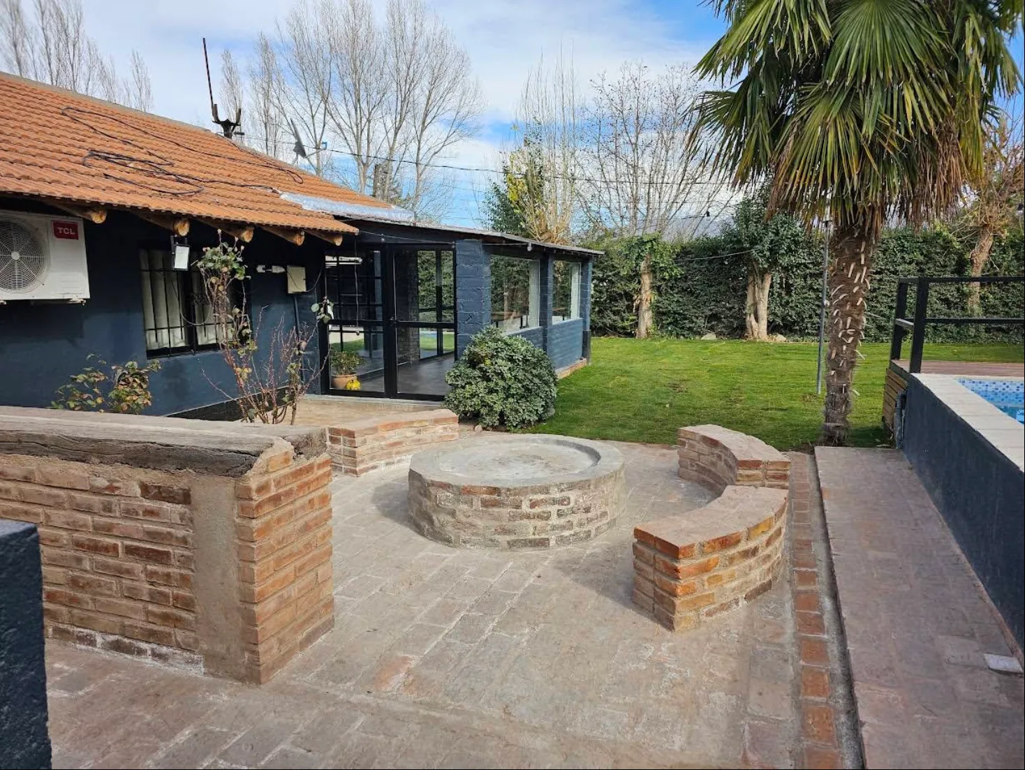 Patio con fogón, jardín y pileta