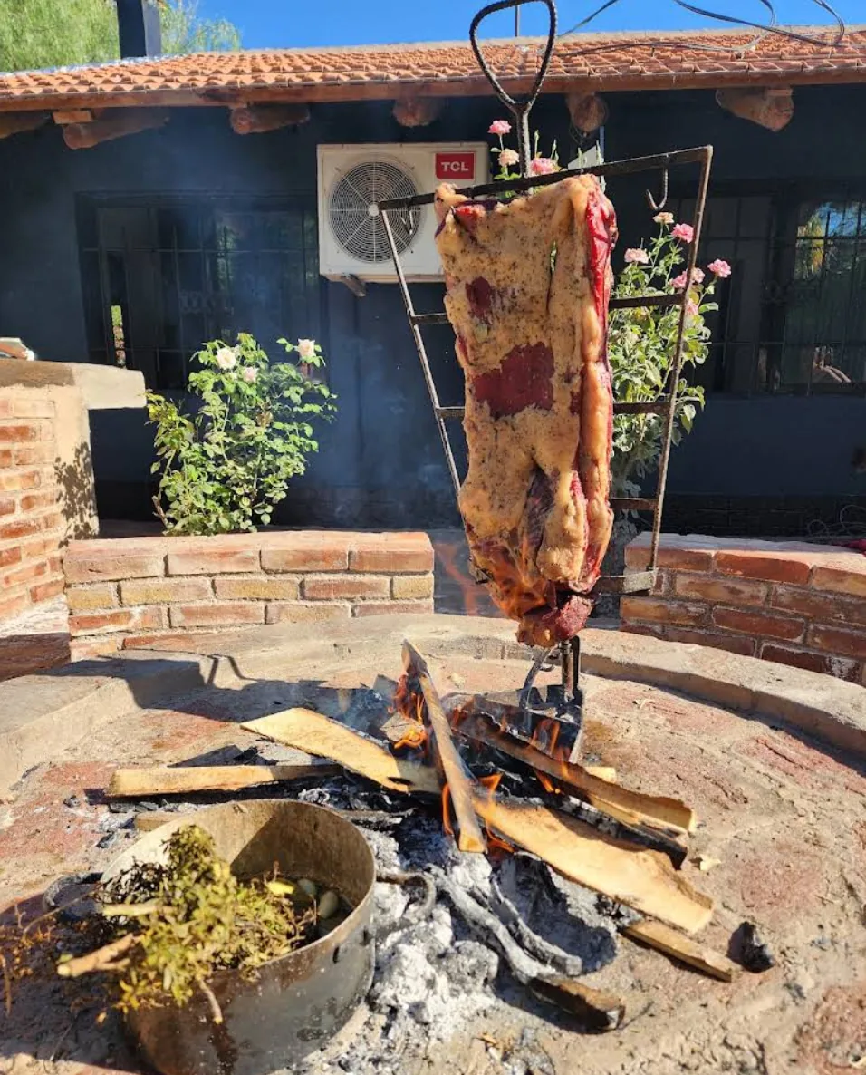 Costillar cocinándose frente al fuego